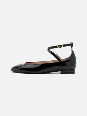 Obrázek produktu Baleríny s páskem Stuart Weitzman