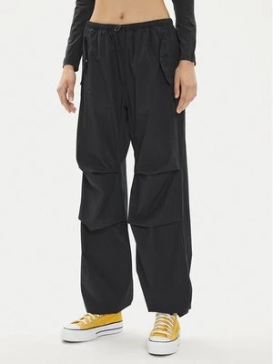 Obrázek produktu Converse Kalhoty z materiálu W Parachute Pant 10026399-A01 Černá Loose Fit