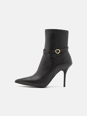 Obrázek produktu Kotníková obuv na vysokém podpatku Love Moschino