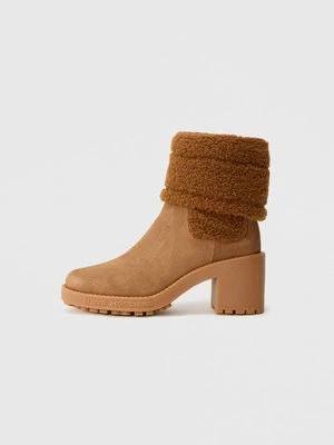 Obrázek produktu Kotníková obuv na vysokém podpatku LOVE MOSCHINO béžová