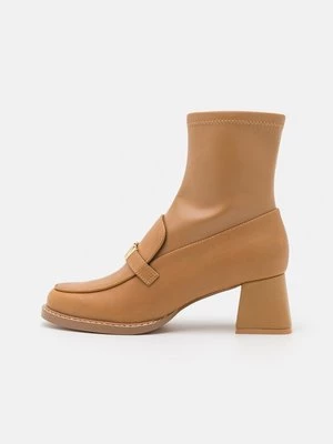Obrázek produktu Kotníkové boty DKNY béžová