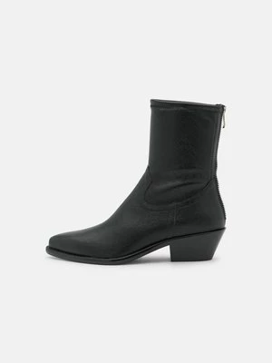 Obrázek produktu Kotníkové boty DKNY černá