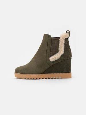 Obrázek produktu Kotníkové boty na klínu TOMS