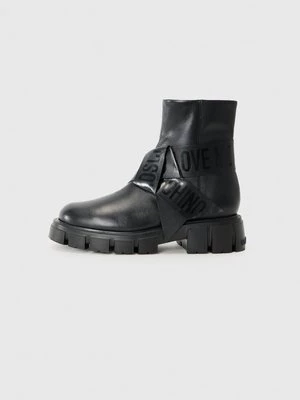 Obrázek produktu Kotníkové boty na platformě Love Moschino
