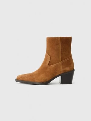 Obrázek produktu Kotníkové boty Stuart Weitzman