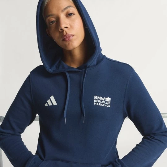 Obrázek produktu Mikina BMW Berlin-Marathon 2025 City skapucí Adidas Collegiate Navy