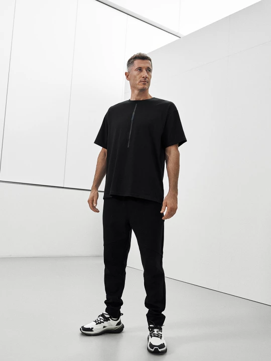 Obrázek produktu Pánské loose tričko potiskem 4F x Robert Lewandowski - černé černý