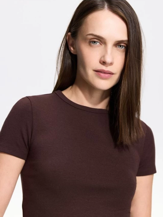 Obrázek produktu Reserved - Tričko slim fit s modalem - tmavě hnědá