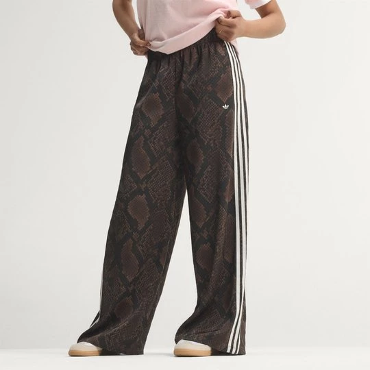 Obrázek produktu ŠIROKÉ SPORTOVNÍ KALHOTY S HADÍM SATÉNOVÝM POTISKEM Adidas hnědá