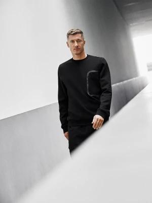 Obrázek produktu Pánská regular tepláková mikina bez kapuce 4F x Robert Lewandowski - černá