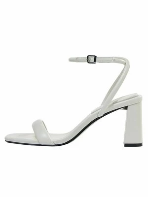 Obrázek produktu Páskové sandály Bershka