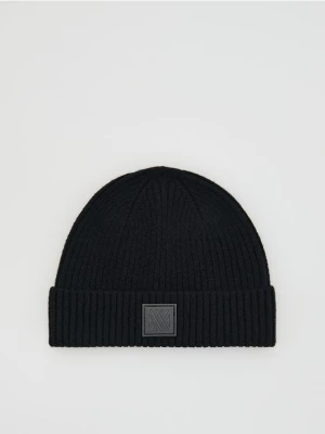 Obrázek produktu Reserved - Čepice beanie s nášivkou - černý