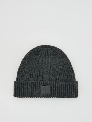 Obrázek produktu Reserved - Čepice beanie s nášivkou - tmavě šedá