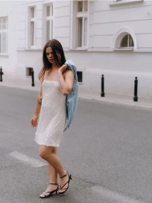 Obrázek produktu Reserved - Flitrové mini šaty - pšeničná