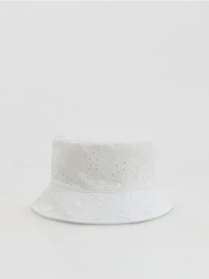Obrázek produktu Reserved - Klobouk bucket hat s výšivkou - krémová
