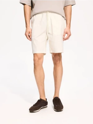 Obrázek produktu Reserved - Regular fit jogger šortky - krémová