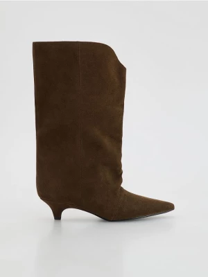 Obrázek produktu Reserved - Semišové kozačky na podpatku - tmavě hnědá