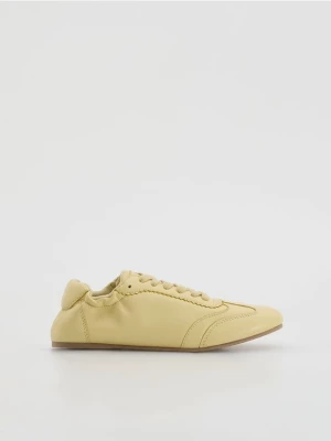 Obrázek produktu Reserved - Sneakersy z ovčí kůže - krémová