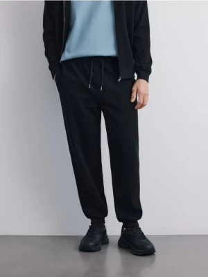 Obrázek produktu Reserved - Tepláky comfort fit - černý