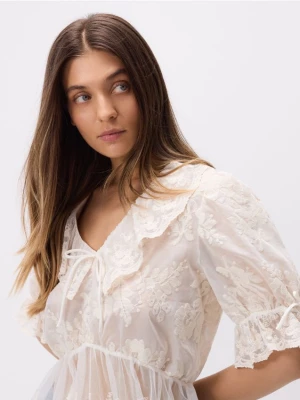 Obrázek produktu Reserved - Vyšívaná halenka s volánkem peplum - krémová