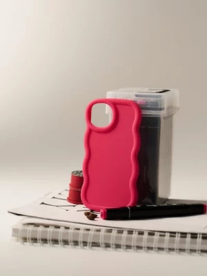 Obrázek produktu Sinsay - Jednobarevný obal na iPhone 15 s vlnitým okrajem - sytě růžová