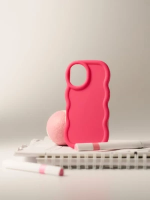Obrázek produktu Sinsay - Jednobarevný obal na iPhone 16 s vlnitým okrajem - sytě růžová