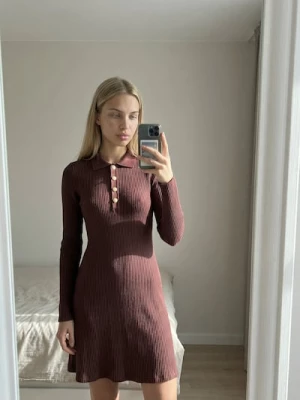 Obrázek produktu Sinsay - Mini šaty s límečkem - burgundy