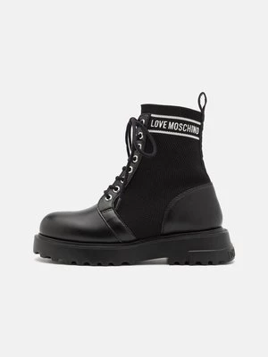 Obrázek produktu Šněrovací kotníkové boty Love Moschino