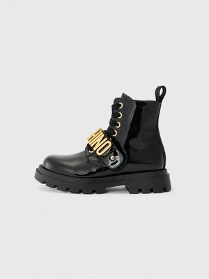 Obrázek produktu Šněrovací kotníkové boty Moschino