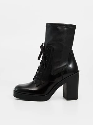 Obrázek produktu Šněrovací kotníkové boty Stuart Weitzman