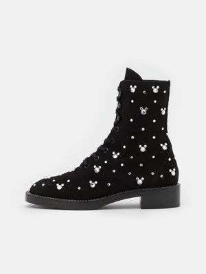 Obrázek produktu Šněrovací kotníkové boty Stuart Weitzman