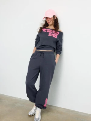 Obrázek produktu Stradivarius Jogger Kalhoty Volného Střihu Potiskem Dark Grey S