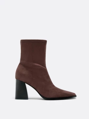Obrázek produktu Stradivarius Kotníčkové Boty Na Podpatku Z Imitace Semiše Hnědá