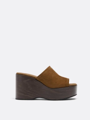Obrázek produktu Stradivarius Otevřené Kožené Klínky Na Platformě Hnědá