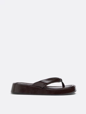 Obrázek produktu Stradivarius Ploché Tanga Sandály Hnědá