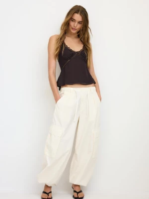Obrázek produktu Stradivarius Top Halter S Krajkovým Detailem Brown