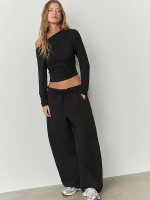 Obrázek produktu Stradivarius Tričko S Asymetrickým Výstřihem Black