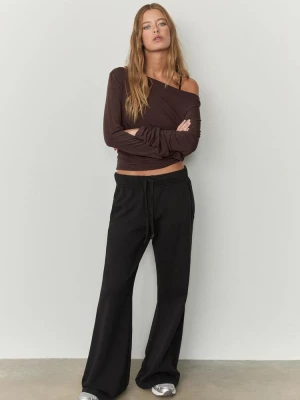 Obrázek produktu Stradivarius Tričko S Asymetrickým Výstřihem Brown