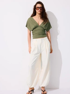 Obrázek produktu Stradivarius Tričko S Výstřihem Do V A Páskem Olive Green