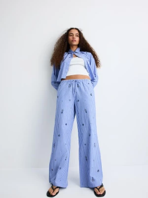 Obrázek produktu Stradivarius Vyšívané Kalhoty Pyžamového Stylu Sky Blue