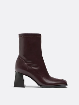 Obrázek produktu Stradivarius Wide Fit. Boty Na Středně Vysokém Podpatku S Elastickým Lemem Burgundy