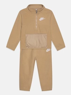Obrázek produktu Tepláková souprava Nike béžová