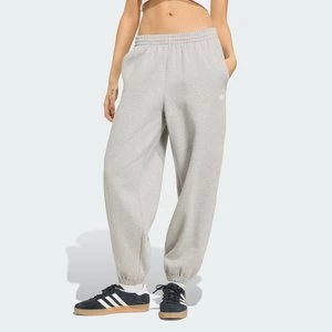 Obrázek produktu VOLNÉ FLÍSOVÉ SPORTOVNÍ KALHOTY ESSENTIALS Adidas Medium Grey Heather