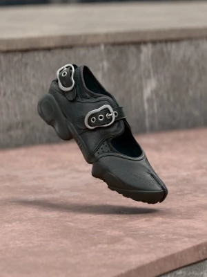 Obrázek produktu Baleríny s páskem Nike antracitová