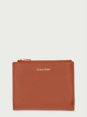 Obrázek produktu Calvin Klein Peněženka dámská z imitace kůže hnědá