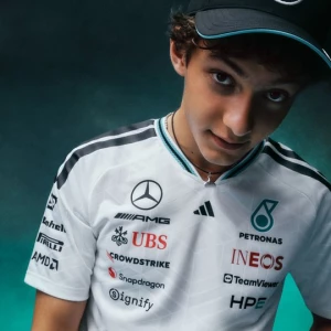 Obrázek produktu DRES MERCEDES - AMG PETRONAS FORMULA 1 TEAM DRIVER AUTHENTIC Adidas bílá