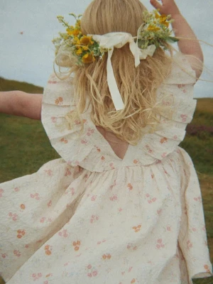 Obrázek produktu Konges Sløjd šaty s bavlnou ELIN FRILL DRESS GOTS béžová