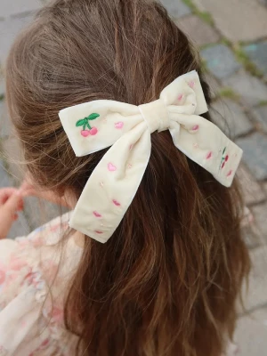 Obrázek produktu Konges Sløjd Sponka do vlasů Konges Sløjd VELVET BOW PEARLY HAIR CLIP béžová