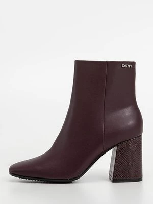 Obrázek produktu Kotníková obuv na vysokém podpatku DKNY tmavě červená