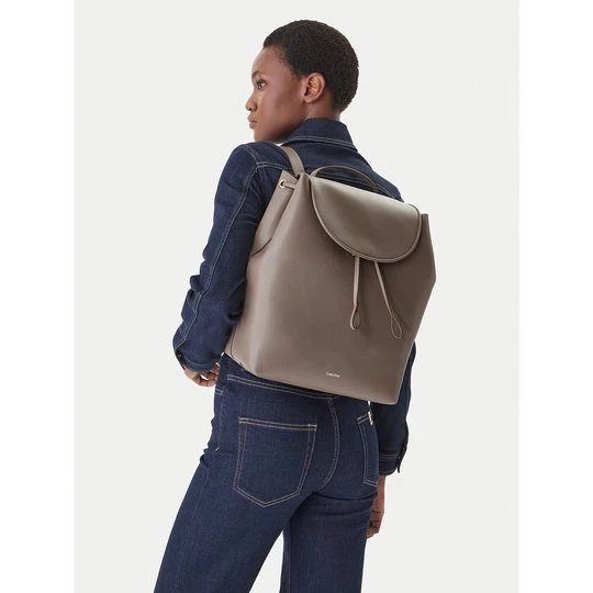 Obrázek produktu Batoh Calvin Klein Foil Logo Large Flap Backpack LV04F3505G Hnědá